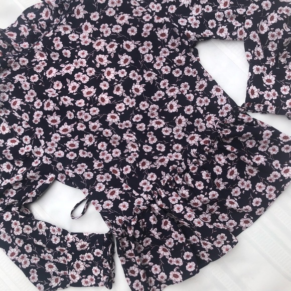 Everleigh floral blouse crossover wrap style women’s size large top - Picture 10 of 13